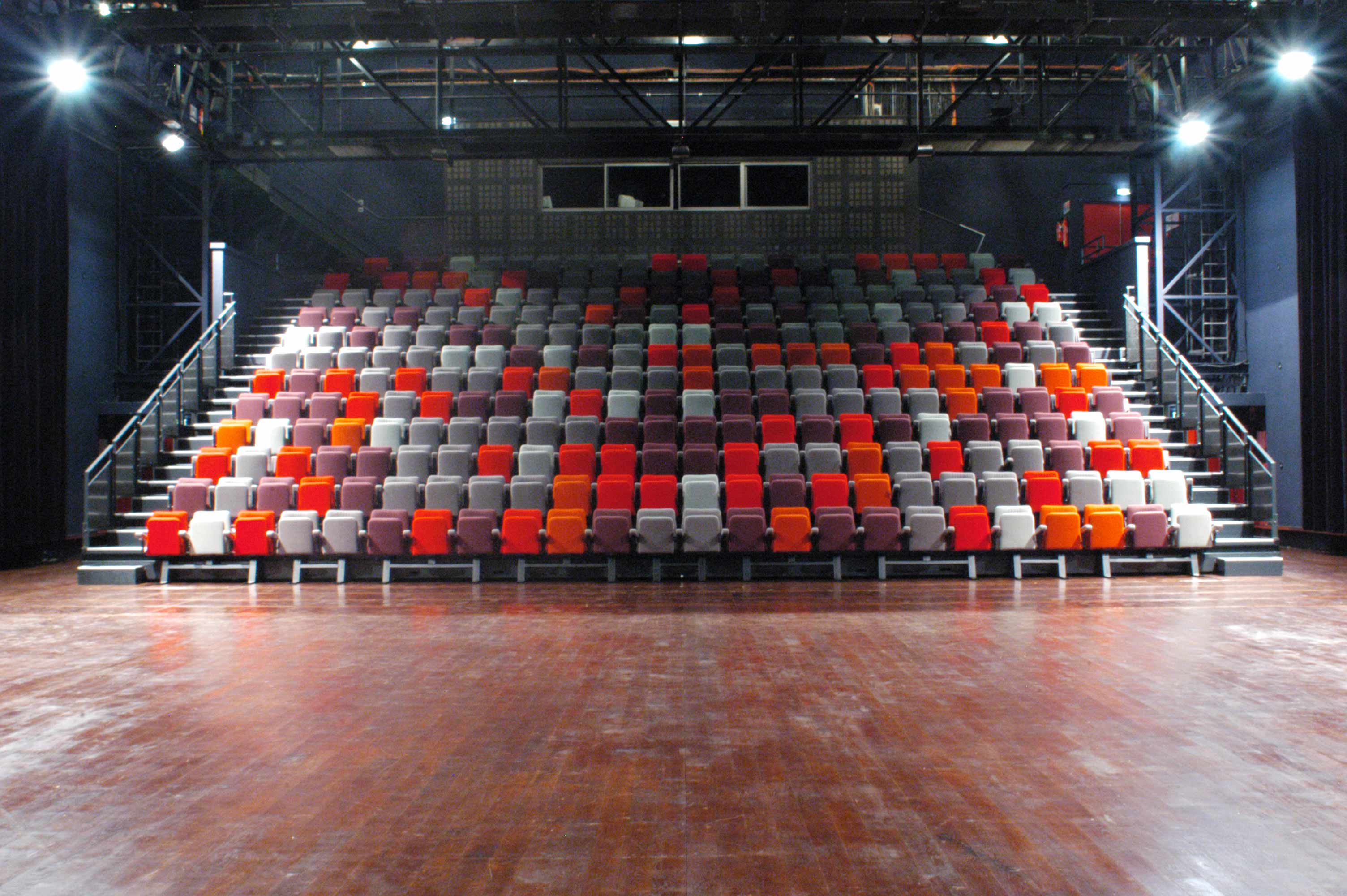 Théâtre de l'Idéal : Grande Salle. Capacité de 320 places. Plateau de 210m² - arrière scène de 45m². Salle entièrement équipée pour diffusion son, lumière et vidéo. Configuration entièrement modulable en grande halle ou gradins.